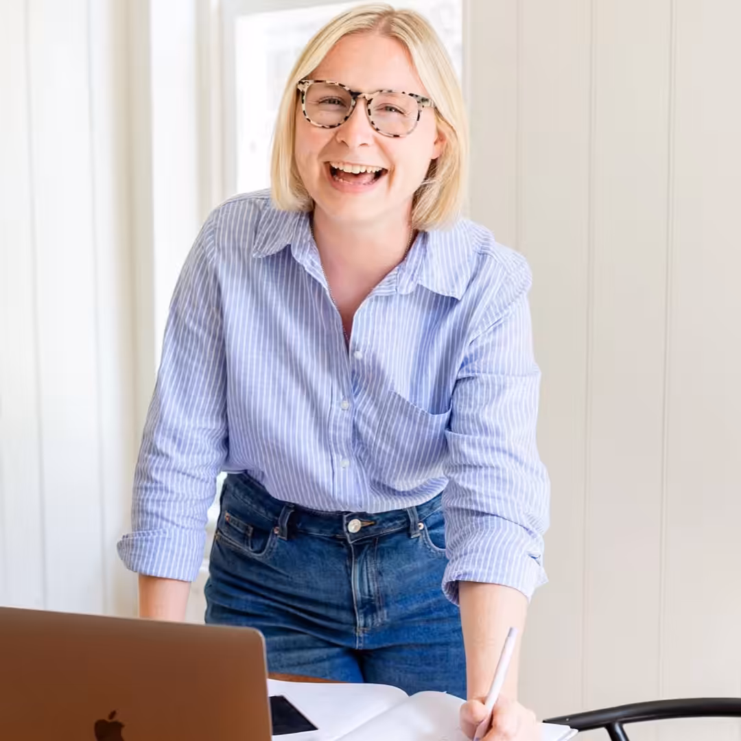 Elle from The Ecommerce Assistant smiling at the camera